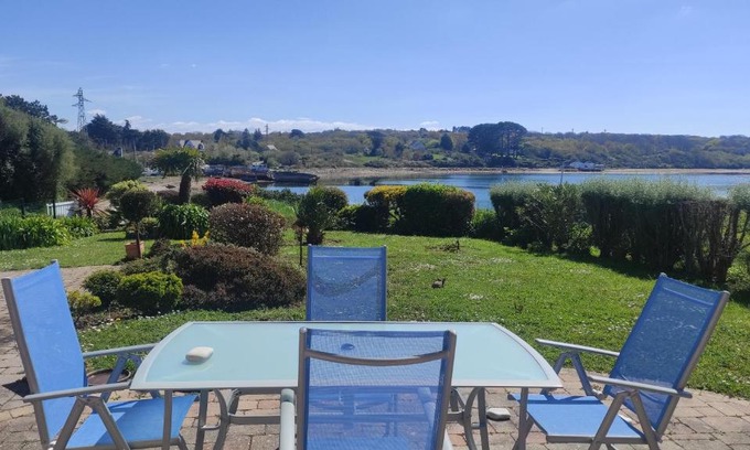 Crozon Cama Y Desayuno | vue mer de l'autre coté du jardin