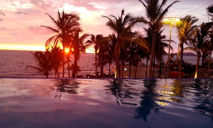 Balcones de Loma Linda Condominio | Vue Oceanfront Condo with Pool