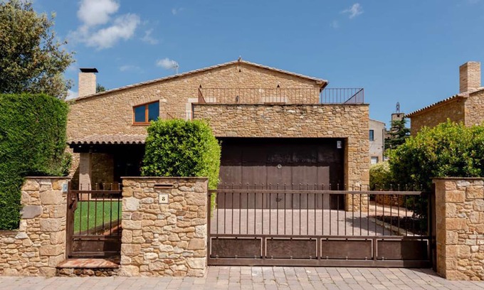 Vulpellac Casa | Vulpellac House. Jardin y piscina privada