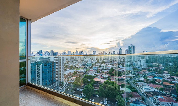 Tumba Vieja Apartamento | w Prestigious 2BR w Perfect Balcony View