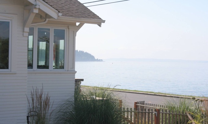 West Seattle Casa | W. Seattle Beach Hideout. Relaxing, Private, wifi. Msg host for 30 day special!
