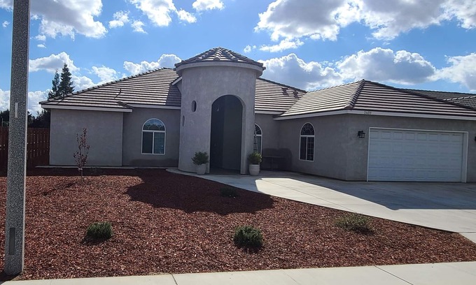 Porterville Villa | W Vine Villa (5B/3B/CustomBuiltHome)