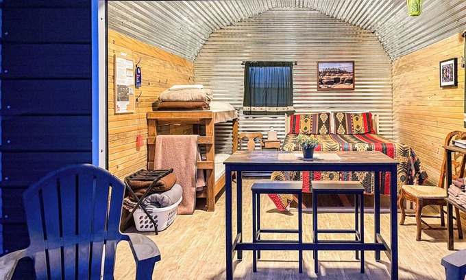 Monticello Cabina | Pabellón con cocina completa, cabinas, vagones, tipi y campfire Bowl