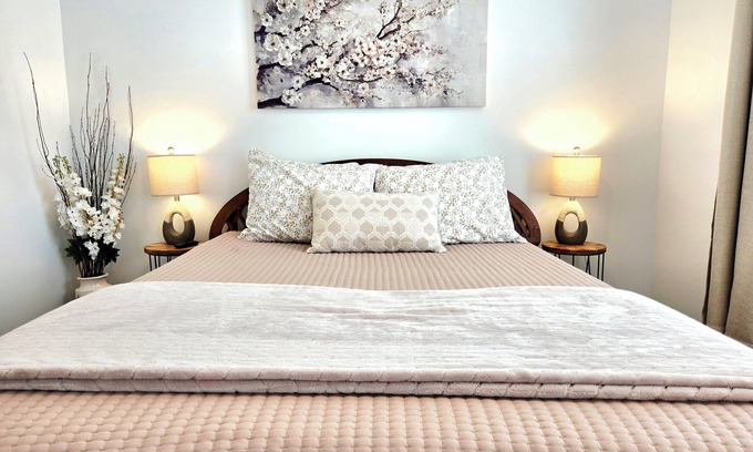 East Lawrence Apartamento | Wabi Sabi - King Bed/2Bed/2ba, Ground level