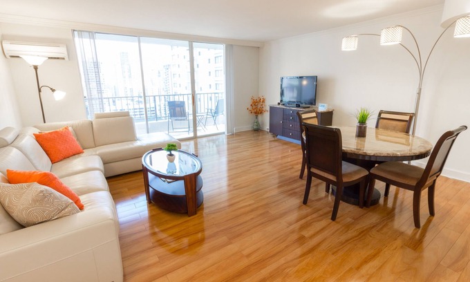 Waikiki Condominio | ¡Waikiki Suite de 2 dormitorios en piso alto!