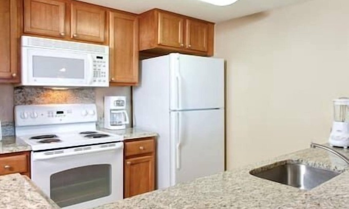 Waikiki Complejo | Waikikian Beach Walk Resort & Spa, Hot Tub, Beach!