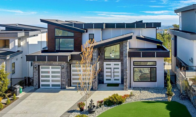 Bear Mountain Resort Casa | “Wake up to endless horizons—where ocean waves meet city lights.”
