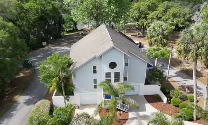 Dunnellon Casa | Wake up to river views:dreamy 4 bedrooms escape by the city beach in Dunnellon.