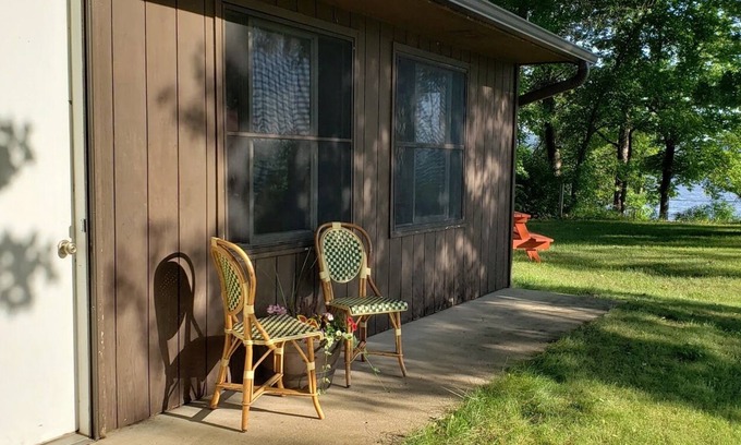 Pepin Cabina | Wake up to views of Lake Pepin & enjoy beachfront access + waterfront amenities