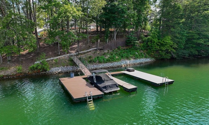 Salem Casa | Wakeboard Run on Lake Keowee- with dock + Firepit + sleeps 14