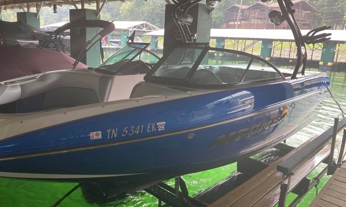 Byrdstown Alquiler De Eote | Wakeboarding boat with me as a driver.