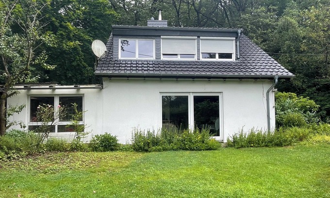 Remscheid Casa | Waldhaus - Central and family-friendly with a large fenced garden.