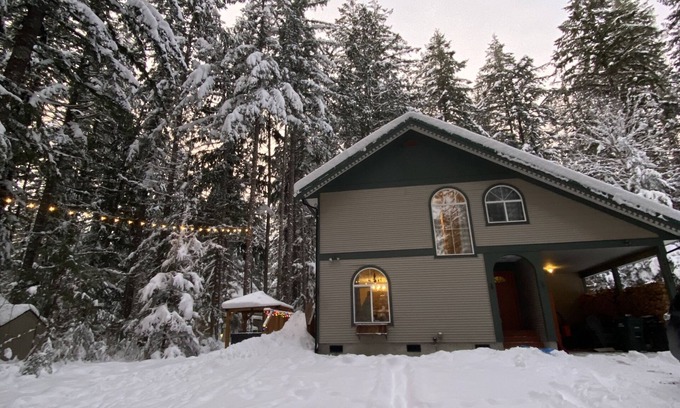 Warnick Cabina | Waldhaus Mountain Chalet, close to skiing, hiking, biking, Fiber WIFI, EVCharger