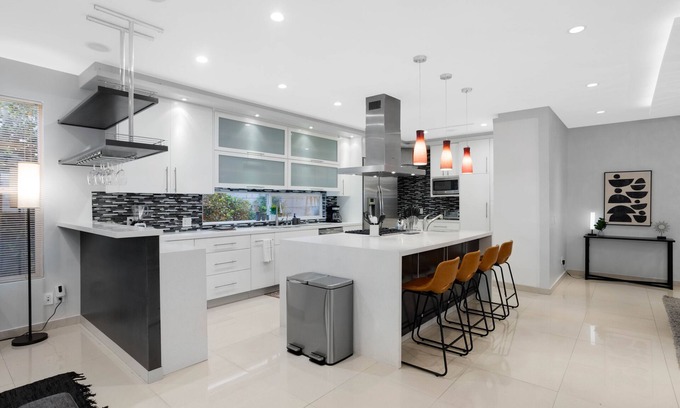 Greater Wilshire - Hancock Park Casa | Walefield by AvantStay | Mid-Wilshire Home + Pool