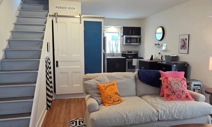 Saratoga Springs Apartamento | Camine 2 cuadras hasta Broadway desde su escondite privado en la ciudad
