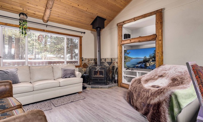 Big Bear City Cabina | Walk 2 Lake, Go Karts, Dining & Shops, King Bed, 55" TVs+Fenced Yard 4 Pets!