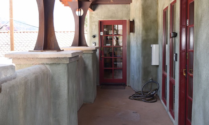 Uptown Sedona Hotel | Camine una cuadra hasta Uptown (nuestro centro) hasta las principales tiendas, tours, restaurantes.