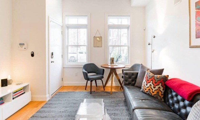 Cardozo Apartamento | Walk Along U Street Corridor from a Chic Condo!