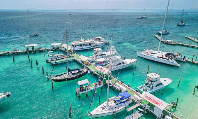 Isla Mujeres Alquiler De Eote | Walk barefoot to beach! Two bathrooms, Air con! Entire private sailboat