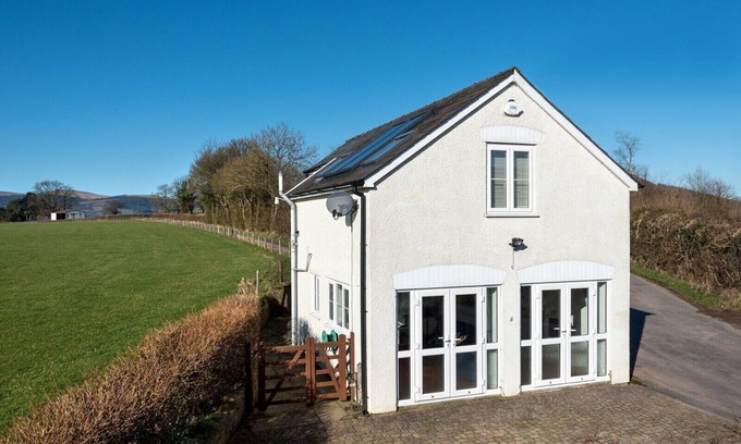 Llanfihangel Tal-y-llyn Cabaña | Walk, cycle, explore or just watch views of the Brecon Beacons at Glanpant Bach