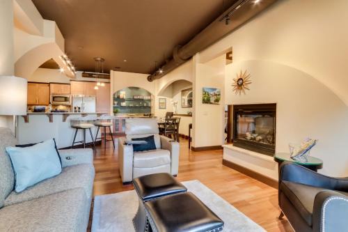 Coeur d'Alene Apartamento | Walk Downtown Stunning Condo with Attached Garage