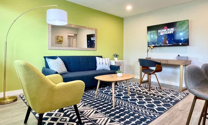 Walnut Creek Apartamento | Walk Downtown Work Here Fast WiFi Parking King Bed New Kitchen