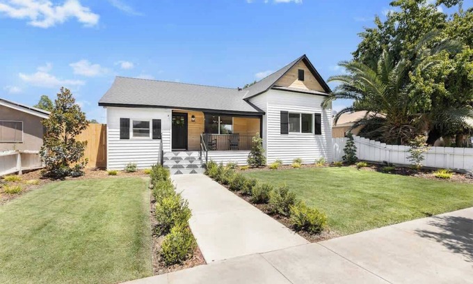 Exeter Casa | Walk DT Exeter, Drive to Sequoia - School House