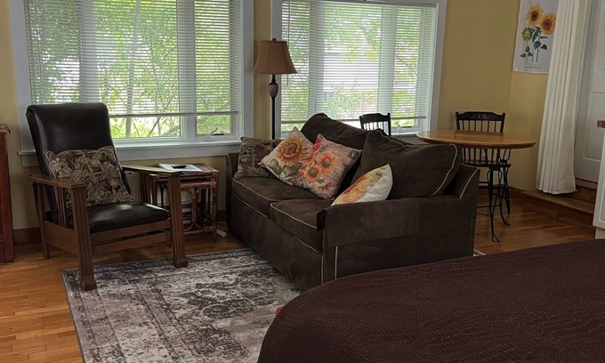 Suttons Bay Apartamento | Camine por todas partes en el adorable pueblo de Suttons Bay.