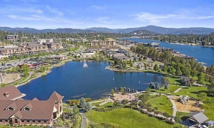 Coeur d'Alene Condominio | Walk Everywhere! Modern Condo with Grand Deck