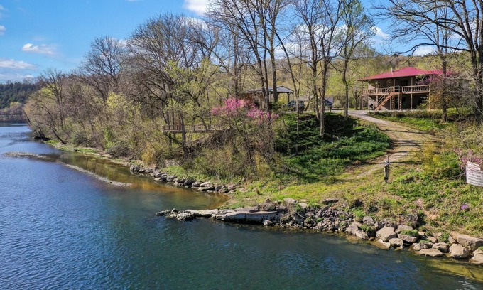 Norfork Cabaña | Walk-in Norfork River Access! 6 Acres of Privacy! Old Charlie's on the Norfork River