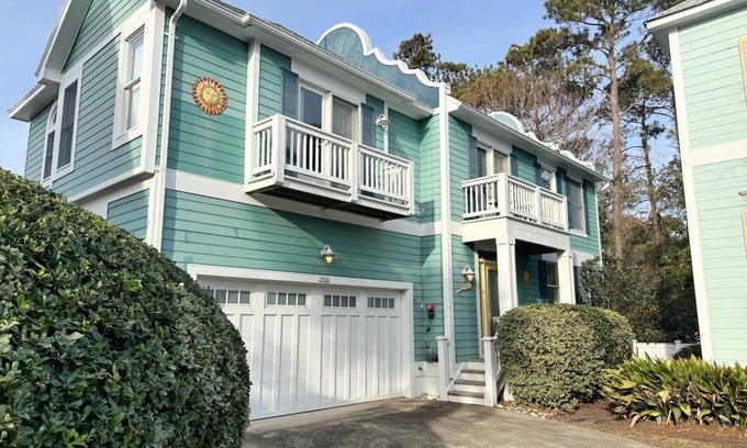 Bermuda Bay Condominio | Walk on Water: Soundside, Community Pool and Clubhouse Access