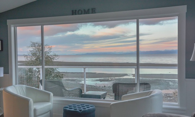 Regional District of Nanaimo Casa | Walk on waterfront home in Qualicum Beach