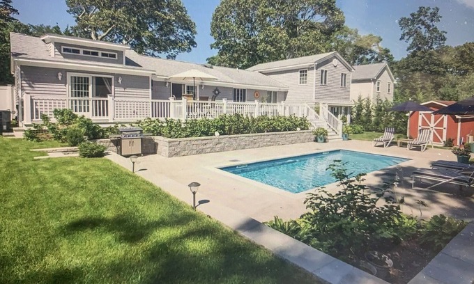 Lincoln Square Apartamento | Walk or ride to beach and town from Sag Harbor village home