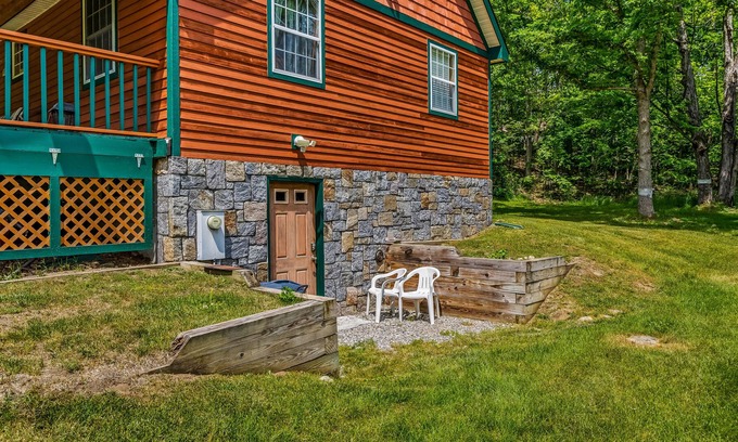 North Lake George Apartamento | Walk-out apartment near lake & town with spacious yard, washer/dryer & fireplace