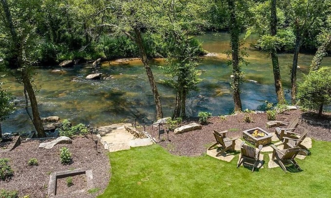 Mineral Bluff Cabina | Walk out to the Toccoa- Luxury Riverfront. Hot tub