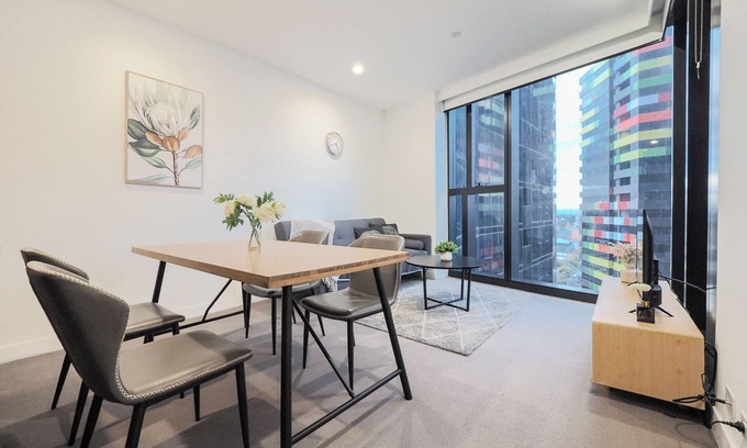 Carlton South Apartamento | Walk through the art-filled lobby, and you'll find a full range of resident amenities, with pools and gym, neighbour to the world-renowned Royal Melbourne Institute of Technology (RMIT).