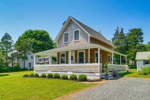 Pocasset Casa | Walk to 2 Beaches Pocasset Home with Kayaks and Bikes