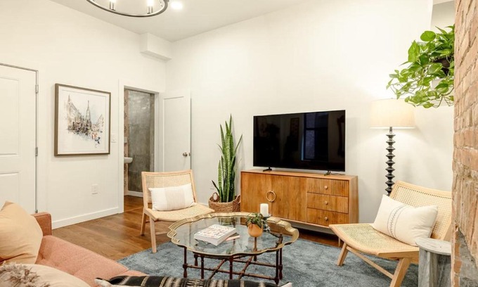 Over-the-Rhine Apartamento | Walk to ALL - Washington Park - Gorgeous 2BR Condo