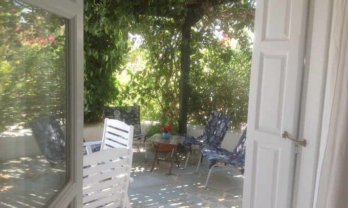 Kastraki Villa | Camine hasta la playa de Alyko, un hermoso jardín y un entorno tranquilo.
