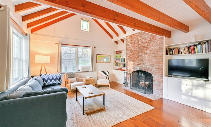 Beach Hampton Cabaña | Walk to Amagansett Beach: Cottage w/ Deck!