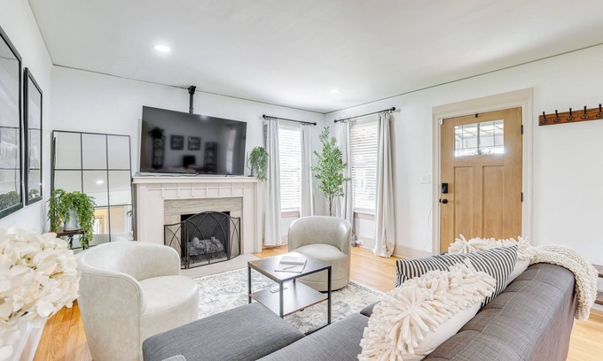 Birmingham Cabaña | Walk to Amphitheater & Stadium: Home w/ Deck!