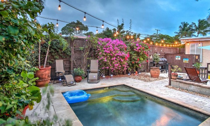 Mango Groves Casa | Walk to Attractions Tropical Lake Worth Hideaway!