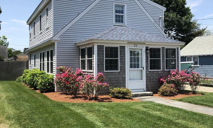 Dennis Port Casa | Walk to beach. 6 Bedroom Cottage. Sleeps 12.