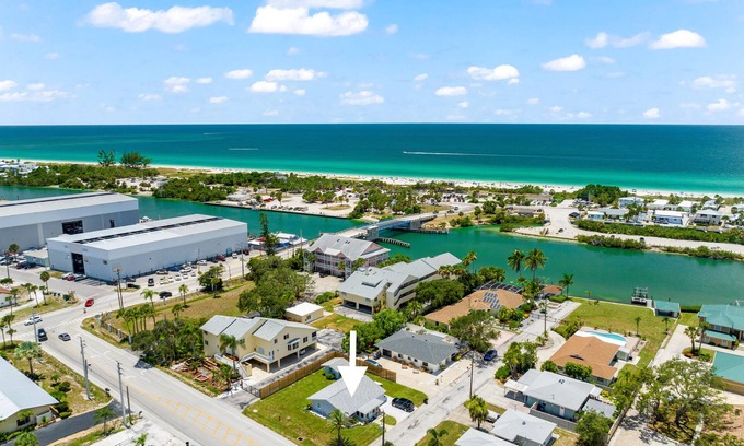 Laurel Casa | Walk to Beach. Beautifully Renovated 3BR, 2BA Home w/Outdoor Shower & Grille