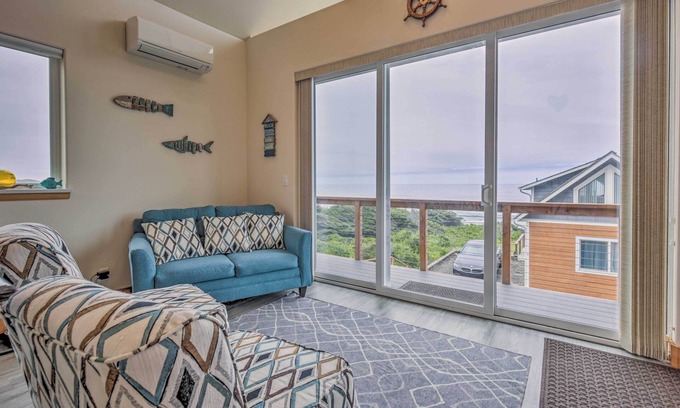 Yachats Casa | Chic Beachfront Abode w/ Balcony & Beach Access!