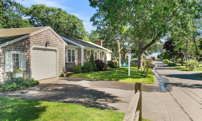 Harwich Port Cabaña | Ginger Plum Cottage - ¡Casa de campo clásica a 400 pies de la playa!