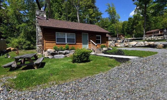 Lake George Cabina | Walk to Beach - Close to Town - Pet Friendly Cabin