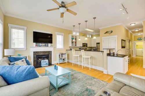Wilmington Beach Apartamento | Walk to Beach Coastal Carolina Home with Decks!