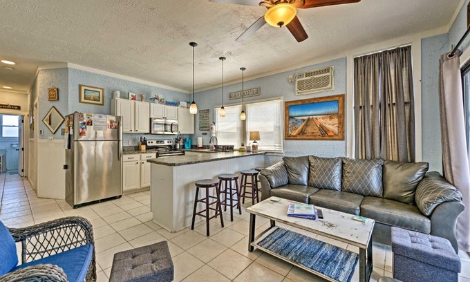 Brigantine Apartamento | Walk to Beach Coastal Brigantine Condo with Patio!