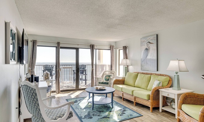 Emerald Isle Condominio | Walk to Beach: Emerald Isle Condo w/ Ocean View!